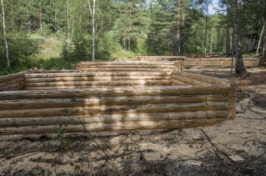 Orman arsa üzerinde kütük kabin üretimi.