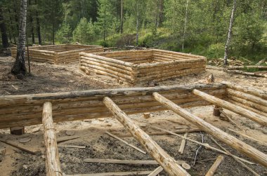 Orman arsa üzerinde kütük kabin üretimi.