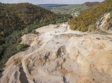 Dolomit, alçı taşı ve kireçtaşı çıkarma ocağı. Havadan görünüm.