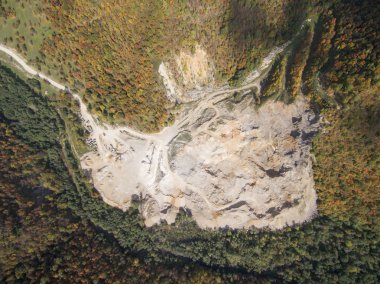 Dolomit, alçı taşı ve kireçtaşı çıkarma ocağı. Havadan görünüm.