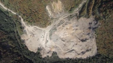 Dolomit, alçı taşı ve kireçtaşı çıkarma ocağı. Havadan görünüm.