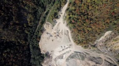 Dolomit, alçı taşı ve kireçtaşı çıkarma ocağı. Havadan görünüm.