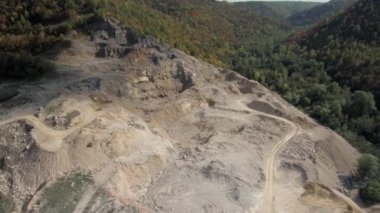 Dolomit, alçı taşı ve kireçtaşı çıkarma ocağı. Havadan görünüm.