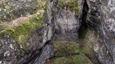 Sumgan-Kutuk karst mağarası. Hava görünümü.