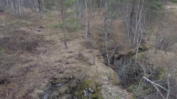 Grotte karstique Sumgan-Kutuk. Des plongeurs de descente dans la grotte. Vue aérienne .