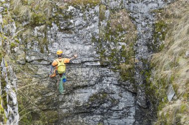 Sumgan-Kutuk karst mağarası. Mağaralar mağaraya iniyor..