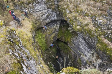 Sumgan-Kutuk karst mağarası. Mağaralar mağaraya iniyor..