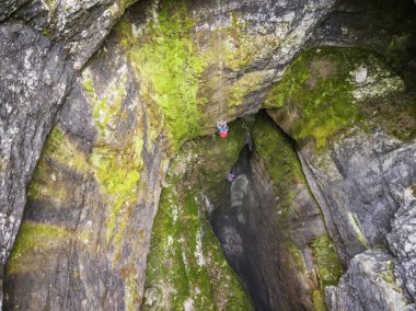 Sumgan-Kutuk karst mağarası. Mağaralar mağaraya iniyor. Hava görünümü.