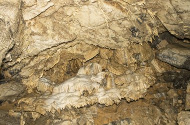 Zigzag karst mağarası. Mağara tavanında kalsit kırıntıları..