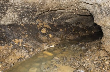 Zigzag karst mağarası. Mağaradaki kalsit ve yeraltı nehrinin acımasızlıkları.