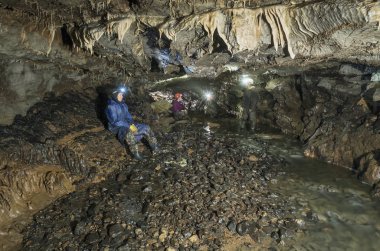 Zigzag karst mağarası. Mağaradaki mağaralar..