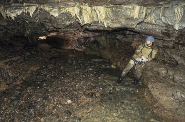 Zigzag karst mağarası. Mağaradaki kalsit ve yeraltı nehrinin acımasızlıkları.