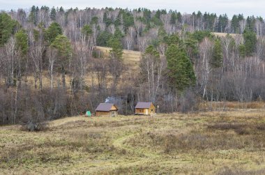 Sonbahar ormanının kıyısındaki ev ve hamam..