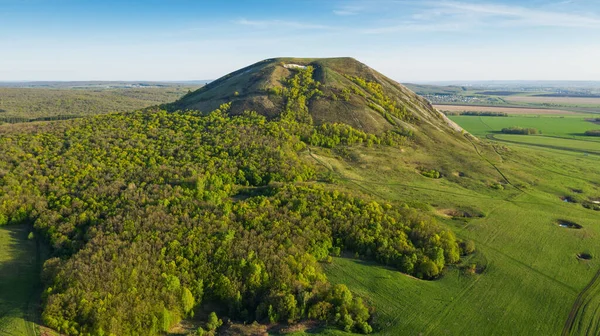 Antik denizin resifinden geriye kalan tek bir Toratau dağı..