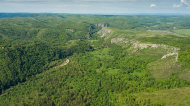Güney Urallar. Muradymovsky geçidi baharda. Hava görünümü.