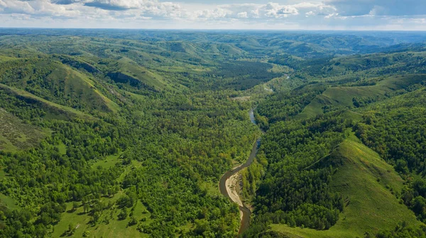 Güney Urallar. Muradymovsky geçidi baharda. Hava görünümü.