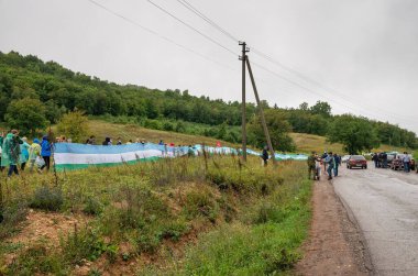 İnsanlar yalnız dağ Kushtau 'yu koruyor. Canlı zincir - Halka açık eylem Shikhan Kushtau 'yu yıkımdan korumak için oligarkları zenginleştirmek için. Shikhan Kushtau - antik deniz resifinin kalıntıları, kireçtaşından oluşmuştur..