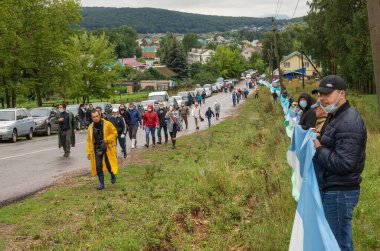 İnsanlar yalnız dağ Kushtau 'yu koruyor. Canlı zincir - Halka açık eylem Shikhan Kushtau 'yu yıkımdan korumak için oligarkları zenginleştirmek için. Shikhan Kushtau - antik deniz resifinin kalıntıları, kireçtaşından oluşmuştur..