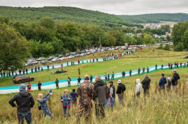 İnsanlar yalnız dağ Kushtau 'yu koruyor. Canlı zincir - Halka açık eylem Shikhan Kushtau 'yu yıkımdan korumak için oligarkları zenginleştirmek için. Shikhan Kushtau - antik deniz resifinin kalıntıları, kireçtaşından oluşmuştur..