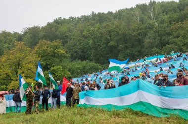 İnsanlar yalnız dağ Kushtau 'yu koruyor. Canlı zincir - Halka açık eylem Shikhan Kushtau 'yu yıkımdan korumak için oligarkları zenginleştirmek için. Shikhan Kushtau - antik deniz resifinin kalıntıları, kireçtaşından oluşmuştur..