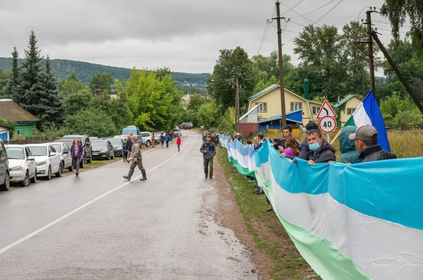 Pessoas Protegem Montanha Solitária Kushtau Cadeia Viva Ação Pública Para — Fotografia de Stock