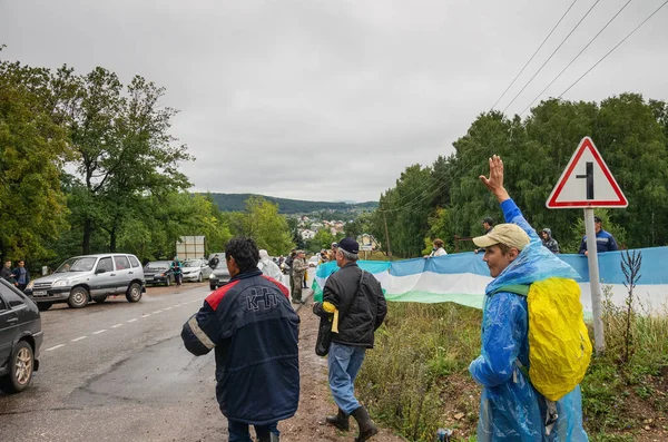 Pessoas Protegem Montanha Solitária Kushtau Cadeia Viva Ação Pública Para — Fotografia de Stock