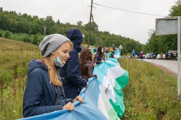 Pessoas Protegem Montanha Solitária Kushtau Cadeia Viva Ação Pública Para — Fotografia de Stock