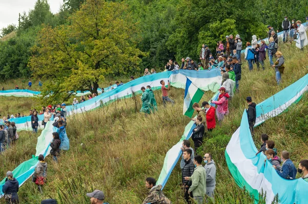 Pessoas Protegem Montanha Solitária Kushtau Cadeia Viva Ação Pública Para — Fotografia de Stock