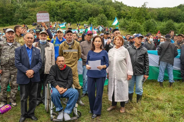 Pessoas Protegem Montanha Solitária Kushtau Cadeia Viva Ação Pública Para — Fotografia de Stock
