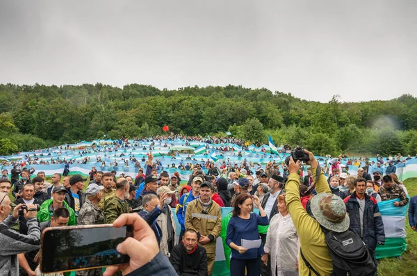 Pessoas Protegem Montanha Solitária Kushtau Cadeia Viva Ação Pública Para — Fotografia de Stock