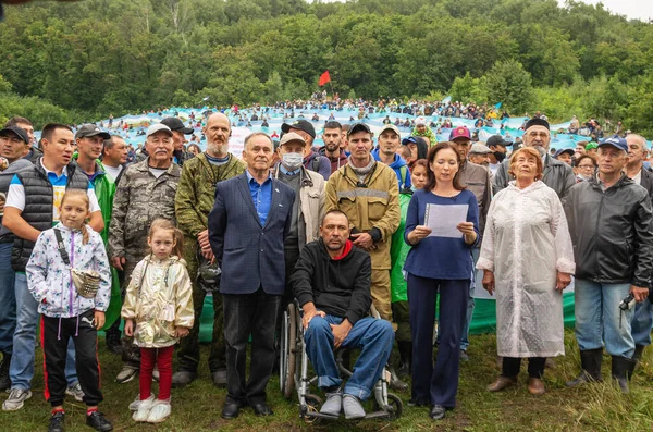 Pessoas Protegem Montanha Solitária Kushtau Cadeia Viva Ação Pública Para — Fotografia de Stock