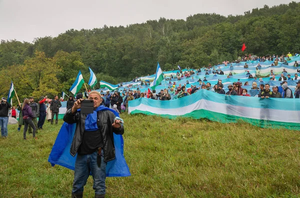 Pessoas Protegem Montanha Solitária Kushtau Cadeia Viva Ação Pública Para — Fotografia de Stock