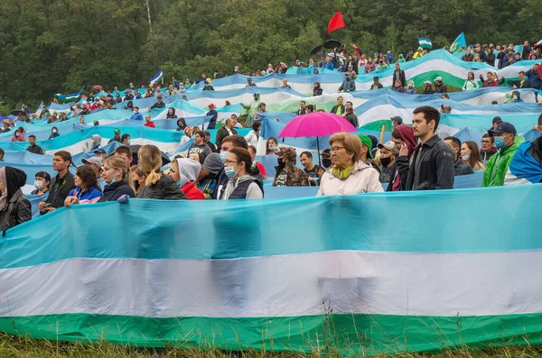 Pessoas Protegem Montanha Solitária Kushtau Cadeia Viva Ação Pública Para — Fotografia de Stock