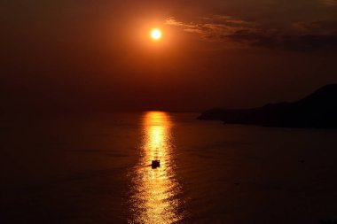 denize günbatımı yolunun arka planda gemi