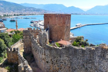 Alanya kalesi, Alanya'da, Türkiye'nin güneyinde yer alan bir ortaçağ kalesidir. Çoğu XIII yüzyılda inşa edilmiştir. Kale kayalık bir yarımada üzerinde yer almaktadır 250 m yüksekliğinde, Akdeniz'de belirgin, hangi üç tarafı çevreleyen.