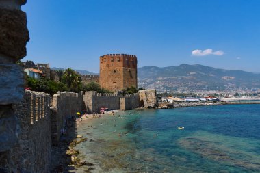 Alanya kalesi, Alanya'da, Türkiye'nin güneyinde yer alan bir ortaçağ kalesidir. Çoğu XIII yüzyılda inşa edilmiştir. Kale kayalık bir yarımada üzerinde yer almaktadır 250 m yüksekliğinde, Akdeniz'de belirgin, hangi üç tarafı çevreleyen.