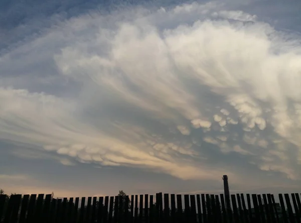 Een Sombere Vooruitzichten Een Zwarte Klif Vurige Rood Wolken — Stockfoto