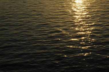 günbatımı zamanı yüzey su resmi