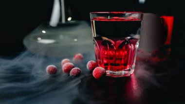 Alkol, meyve ve çilek biberiye ve koyu arka planda nane ile ünlü renk parlak pembe kokteyller