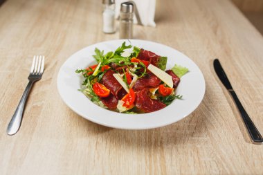 Carpaccio tabakları masaya hizmet vermeye hazır.