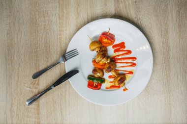 Tereyağı, maydanoz ve kavrulmuş sarımsak ile marine edilmiş ızgara mantar