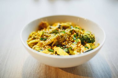 sıcak salata tavuk, sebze ve susam