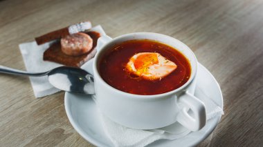 Ukraynalı geleneksel borsch. Kırmızı ahşap arka plan üzerinde beyaz kase Rus vejetaryen kırmızı çorba. Üstten görünüm.