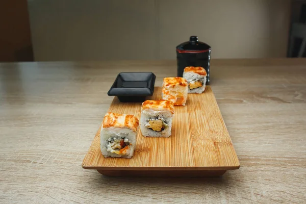 Sushi Japonez Fructe Mare Maki Placă Lemn — Fotografie, imagine de stoc
