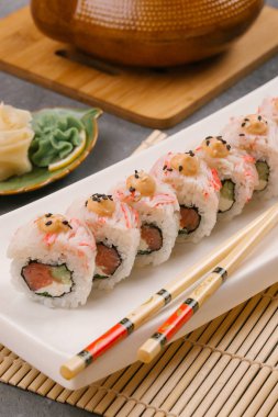plaka üzerinde lezzetli ile kaplı, beyazdır rulo, suşi, kırmızı, siyah, Philadelphia susam