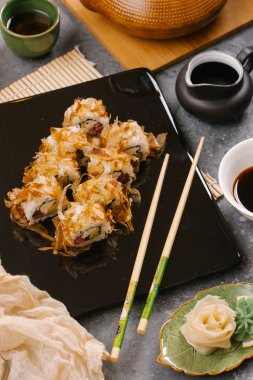 Suşi somon, salatalık ve havyar. Ton balığı talaşı serpin. Üstten Görünüm. Yakın çekim