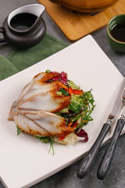 Tay yeşil beyaz tabak, sebze ve gri bir tablo lahanası salatası