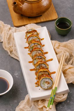 Dört Kişilik bir yemek, suşi plakaları ve bir kutlama yemeği için ayarlama bir tablo paylaşımı havai görünümü