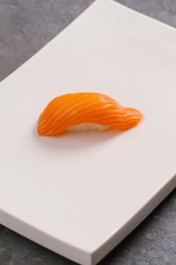 Kaz ciğeri suşi yakından hizmet suşi arka plan beyaz plaka.