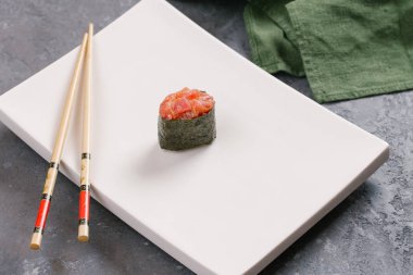 Kaz ciğeri suşi yakından hizmet suşi arka plan beyaz plaka.